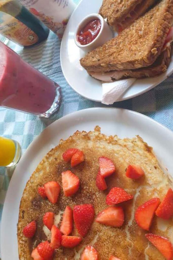 Koffiehuis De Hoek breakfast : grilled sandwiches, smoothie and strawberry pancakes